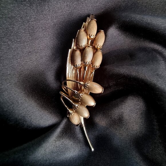 Rare Find Vintage HATTIE CARNEGIE Signed Gold Bronze Tone Lily Brooch Pin - Picture 2 of 6